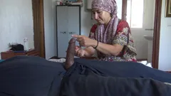 Ця мусульманська мамка шокована!! Її африканський бос витягує свій великий чорний член...
