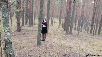 Afemeria: Brunetă mascată prinsă în pădure și suge pula