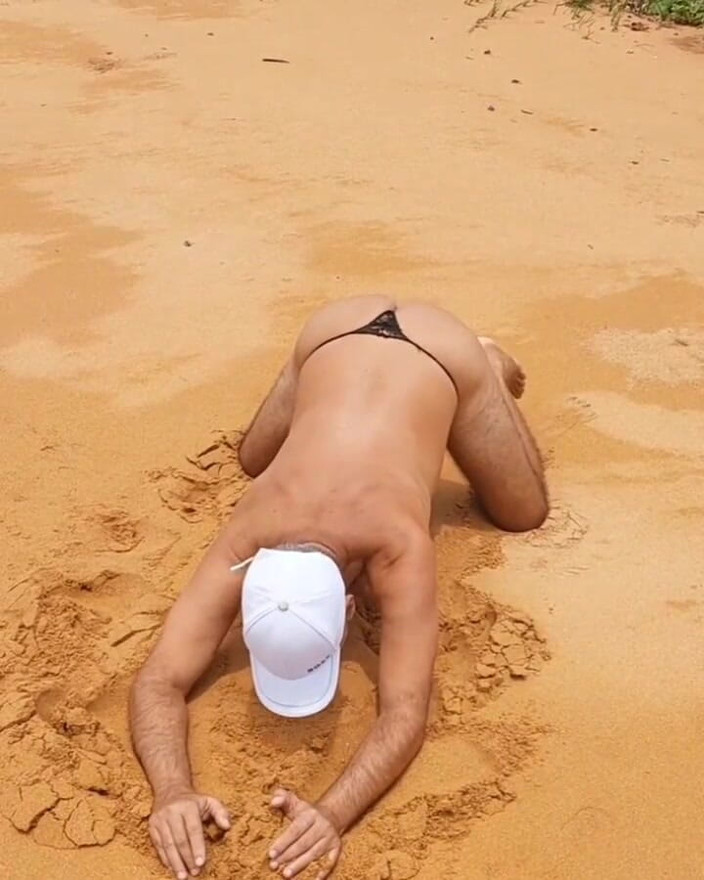 Ladysilvas: Ladysilva Crossdresser在海滩上穿着内裤，真是个热辣的屁股