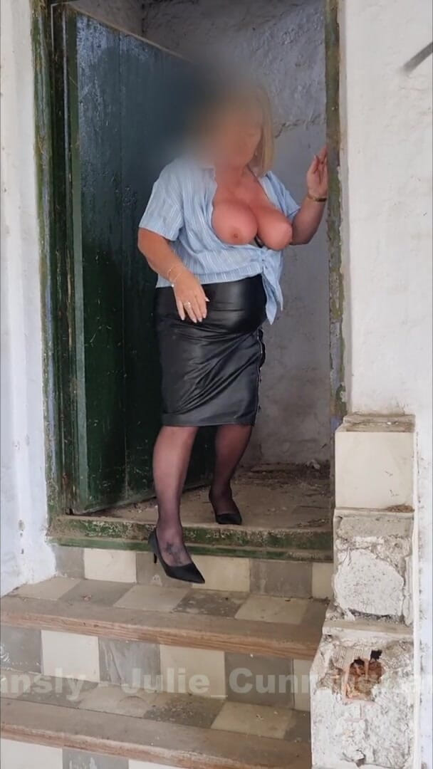 Julie Cunningham: Pișare abandonată a clădirii Telefonului - pizdă rasă se pișă de...