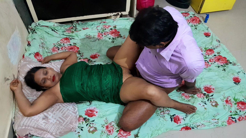 Hot Indian Aunty: Sappige grote tieten geile Indische huisvrouw