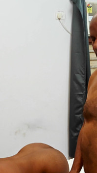 Marido indio atrapado teniendo sexo y lamiendo coño con sus dos esposas en hotel desi hindi trío video