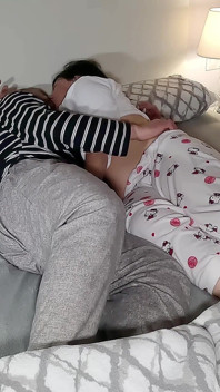 継母のアナルを突き、中に射精しました。アマチュアMILFのアナルセックス