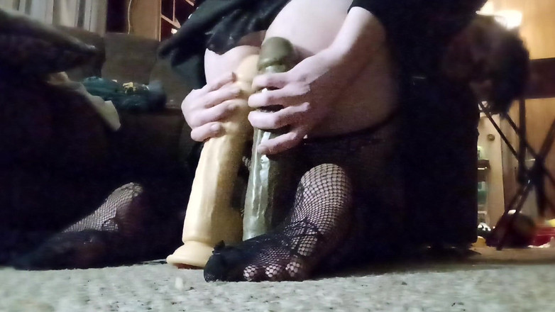 DeepTwink69: GothboiのCDは、2つの巨大なディルドと彼の穴を共有します