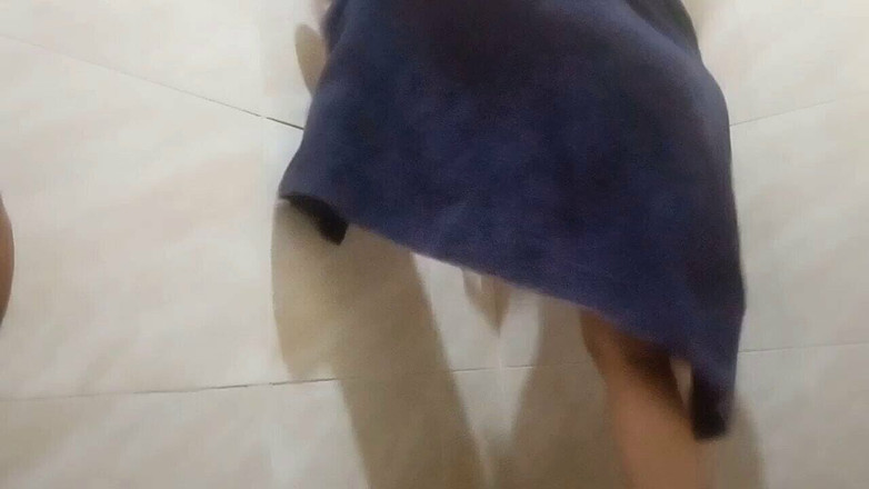 Parcuriosoo: 在我继子面前洗澡让他欲火中烧