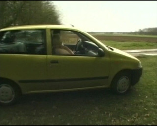 Deutsche Damen: Пухла німецька мамка отримала пестощі пальцями пизди та лизання в машині