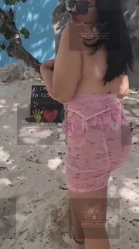 Merlinamx - Esposa Swinger Tetona Desnudandose En La Playa Frente Ala Gente