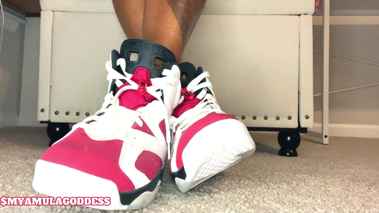 Mya Mula Goddess: Sneaker cagna