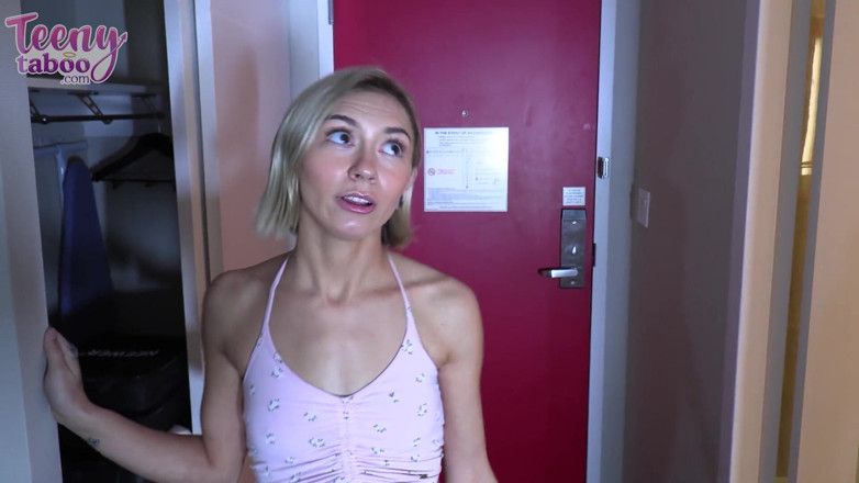 Teenytaboo: Studentin Chloe benutzt muschi zum schulabschluss