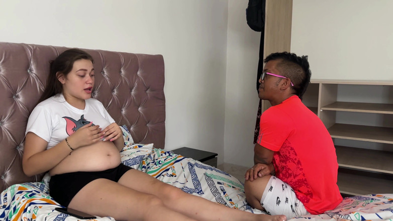 Julianaburning: Seksi üvey kız kardeşimi çok üzgün görüyorum çünkü erkek arkadaşı onu hamilelikle ekili bıraktı,...