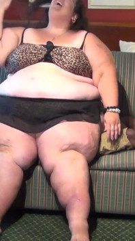 Bigmomma Kat ve Luscious Luna ağır bir koltuğa oturuyor