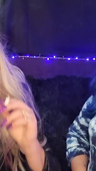 Holly y Lilli fumando - Dunhill