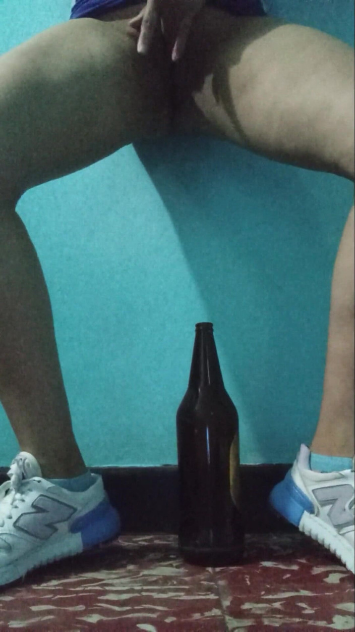 Lobicam: Ich masturbiere gut mit meinen fingern und eine Flasche bekommt...