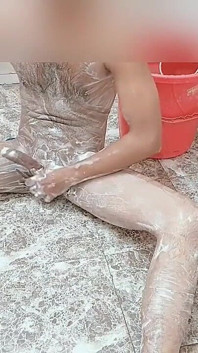 Von meiner nachbarin Bhabhi beim nackten Baden in open hall erwischt.