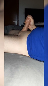 Wielki biały kutas zostaje szarpany aż do spermy 2