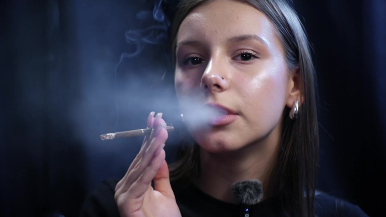 Russian Smokers: Genç kız sakin bir stüdyo seansında yavaş nefesler eşliğinde tek...