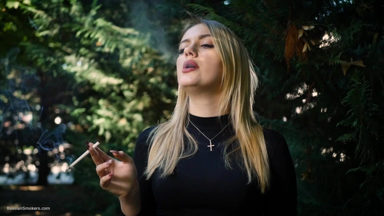 Russian Smokers: hot sunahre baalon vaali beb prakriti men ek kaali sigret...