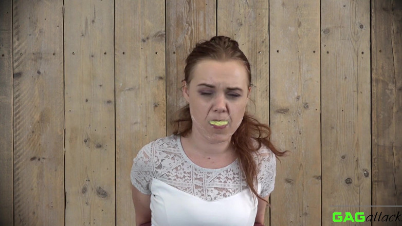 Gag Attack: Roxy - fita tegaderm amordaçada
