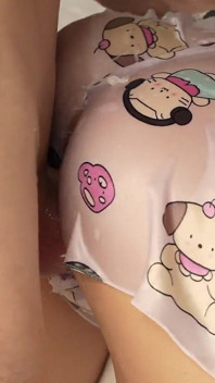 어린 소녀를 세게 박고 그녀에게 몇 리터의 정자를 주었습니다.