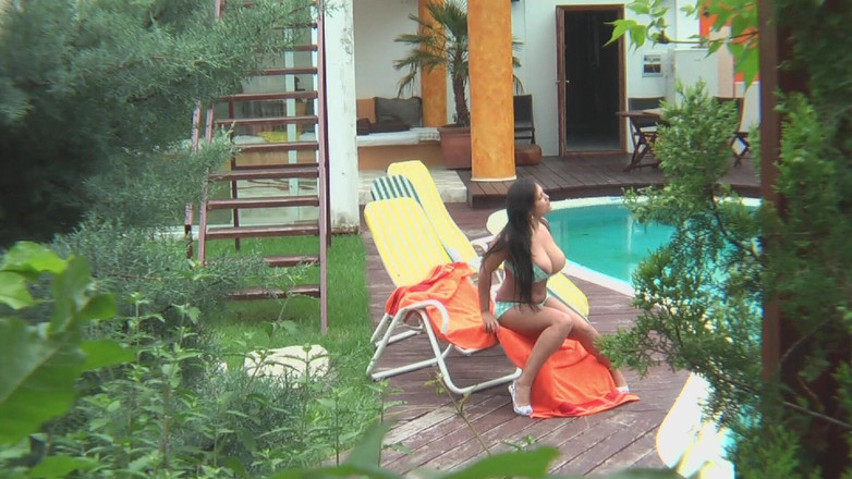 Erotic Planet X: ブロンドの美女がワークショップでチンポをしゃぶり、膣を広げる