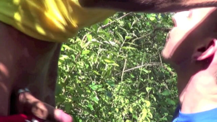 Sneaker gay: Покора twink у крейсерському лісі