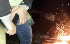 Buurvrouw in het bos bij de brand masturbeert en praat vunzig