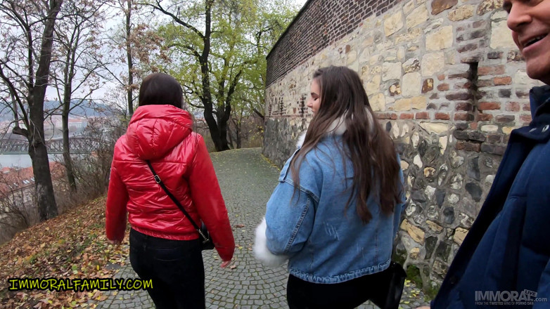 Immoral Family: Taylee Wood &amp;Zara slickar pawg trekant får grinch att älska jul - omoralisk...
