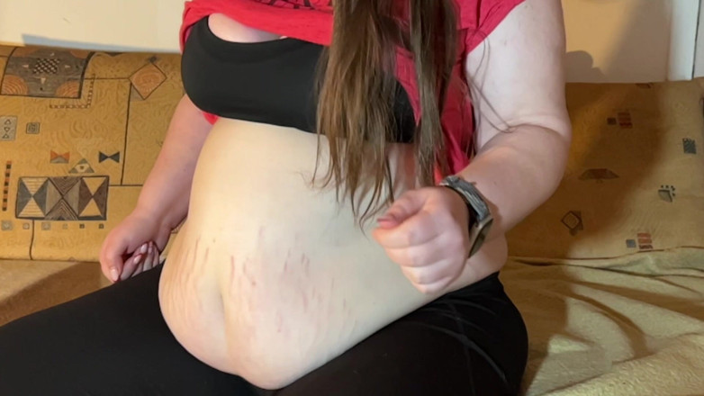 BeachBallsDuo: 105 kg bigbootylucys mollige buik spelen! met slow motion!