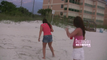 Dream Girls: Vacationers flash on a common beach