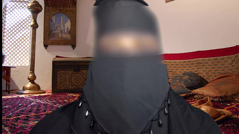 Shahinbd: 穿着布卡的孟加拉女孩来到沙特阿拉伯并在家被性交