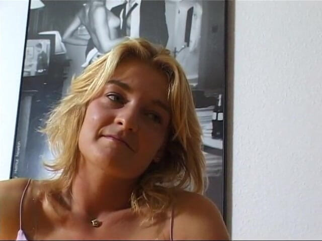Toy My Pussy: La dolce ragazza bionda gioca con la sua fica bagnata...