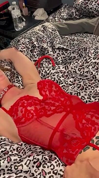 Onu kırmızıyla sikiyor