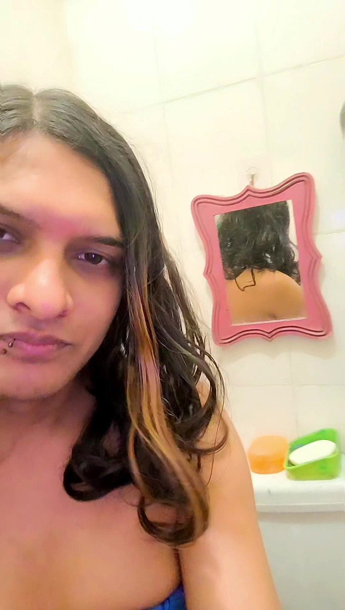 Zoyasazadai: Zoya Shezadi去洗澡，穿着蓝色毛巾，谈论我自己