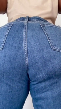 Pantat bahenol tante seksi dengan celana jins ini kentut