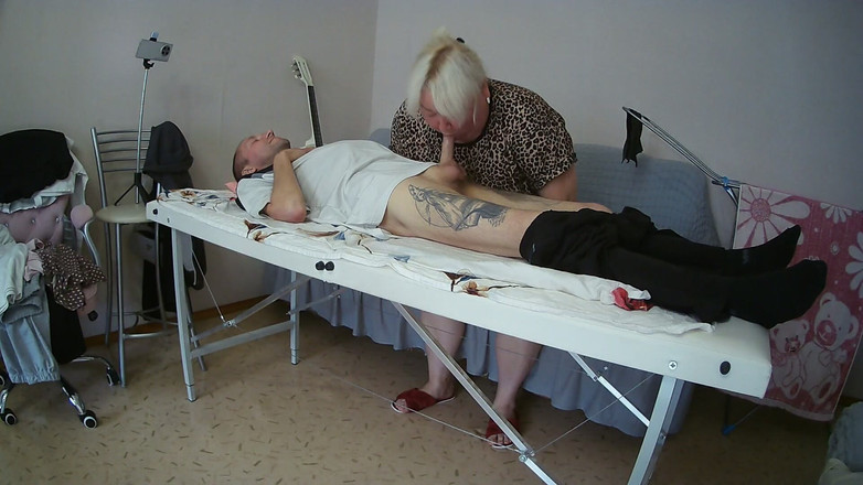 Zona901: Sogra chupa e masturba meu pau na mesa de massagem...