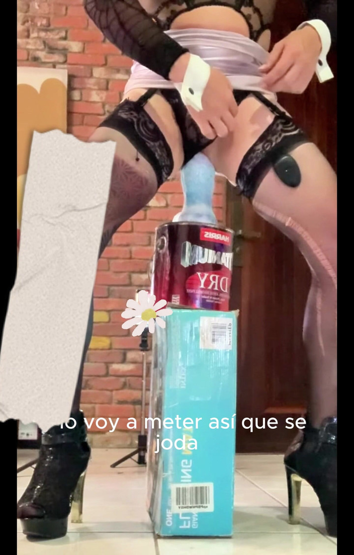 Benito414: Super quente travesti Benito414 cavalga um enorme consolo azul