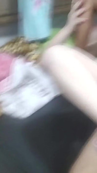 Cuckold ringer vän för att knulla gift kvinna framför honom