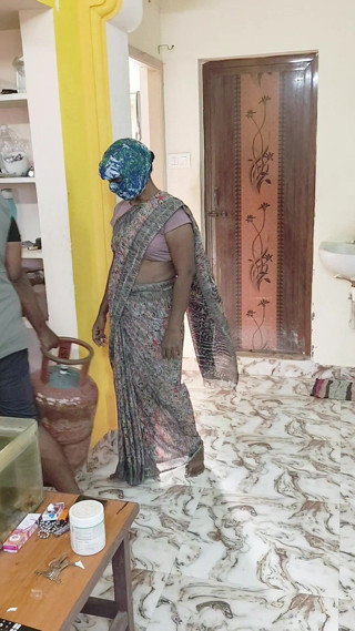 Thesana: House Wife Fucks the Gas Cylinder Delivery Boy