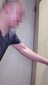 Servizio senza censura. La bellezza massaggia l'attraente consegna lo lascia completamente sopraffatta