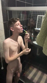 Chudy Twink bierze prysznic i pokazuje pełne nagie ciało