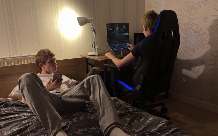 Max Gen: Den typen vom spiel abgelenkt und verführt ihn zum sex,...