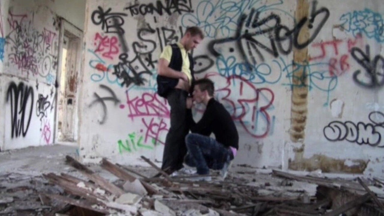 French Twinks Amator videos: French twink fucked outdoor by ihs post man