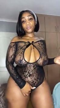 İri güzel kadın striptiz ve anal seks