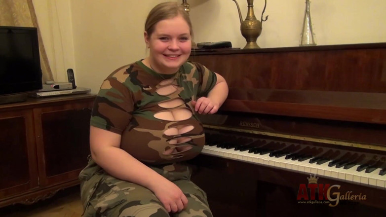 ATK Fans (Solo): Awek Montel Rusia Yada menunjukkan tetek besar