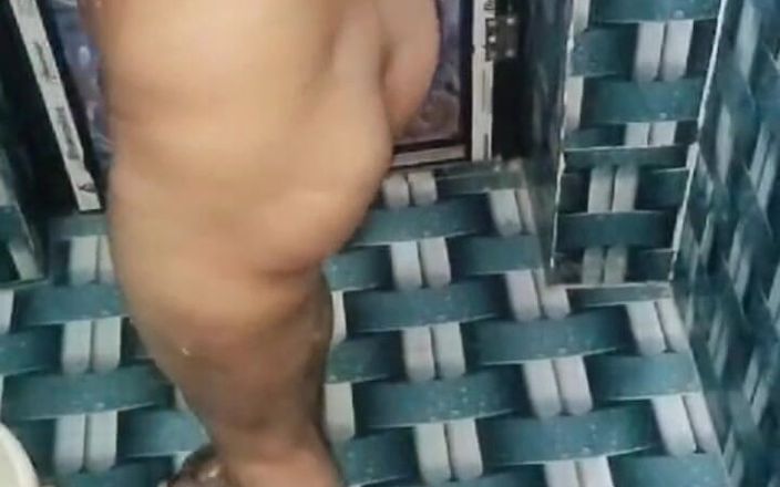 Fuck meee: Hintli üvey kız kardeş banyo yapıyor ve güzel görünüyor