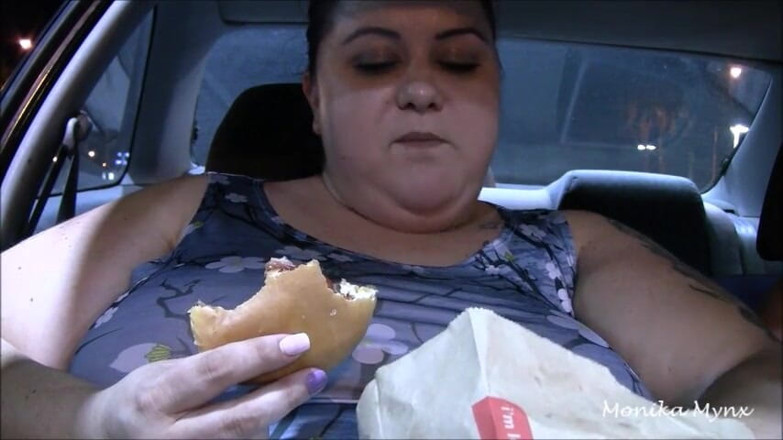 BBW Pleasures: Awek montel super saiz makan dalam kereta pov