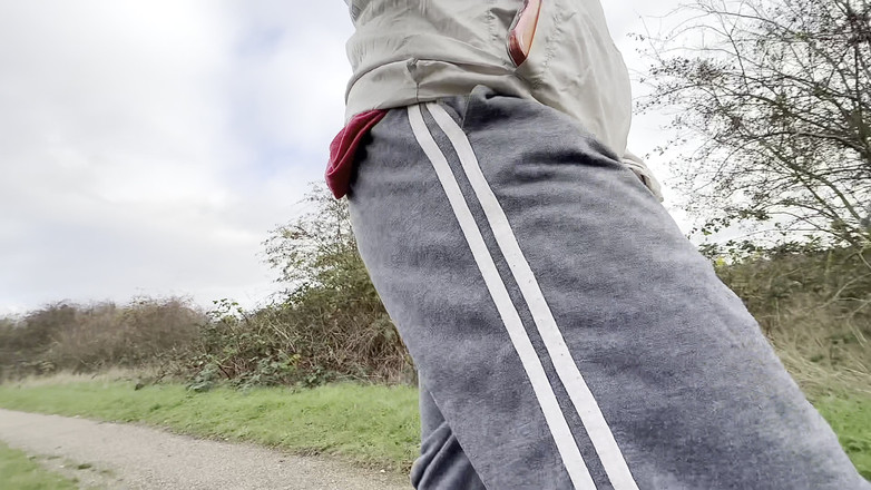 MrMagicDevil: 我穿着我的新c*ckring在步行时被突击队