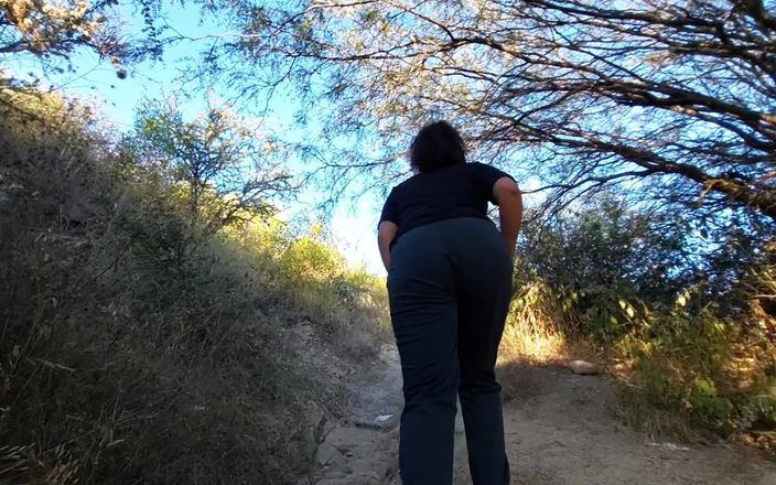 Josyandhot: Rabuda latina mostrando bunda e peitos na montanha