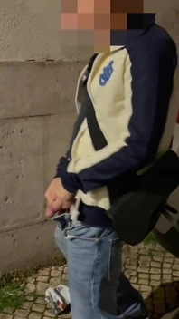 业余男孩在街上撒尿的汇编