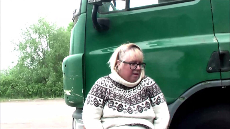 Lexie Cummings: Lorry park, pinkeln